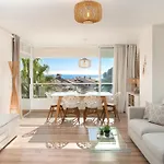 Luxury Frontline Beach Apartment With Sea View