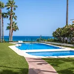 Luxury Frontline Beach Apartment With Sea View